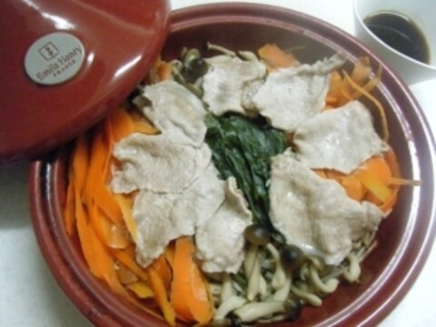 タジンで☆身近な野菜と豚肉の蒸し鍋～ポン酢を添えて